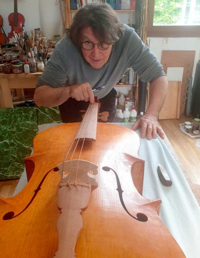 Olivier Pont réglant un violone
